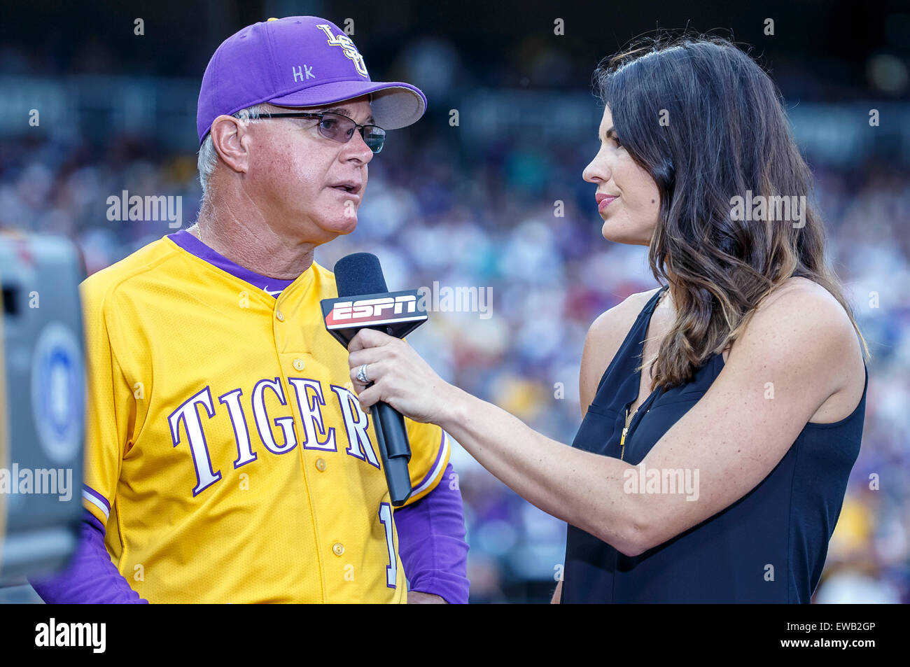 18. Juni 2015: LSU Cheftrainer Paul Mainiari #1 interviewt wird zwischen Innings von ESPN Bereich Reporter Jessica Mendoza während Spiel 10 von 2015 NCAA Men es College World Series zwischen LSU Tigers und TCU Horned Frogs im TD Ameritrade Park in Omaha, NE. Teilnahme: 26803 ist die größte dieses Jahr und die 3. größte in der Geschichte der TD Ameritrade Park. TCU gewann 8-4.Michael Spomer/Cal Sport Media. Stockfoto