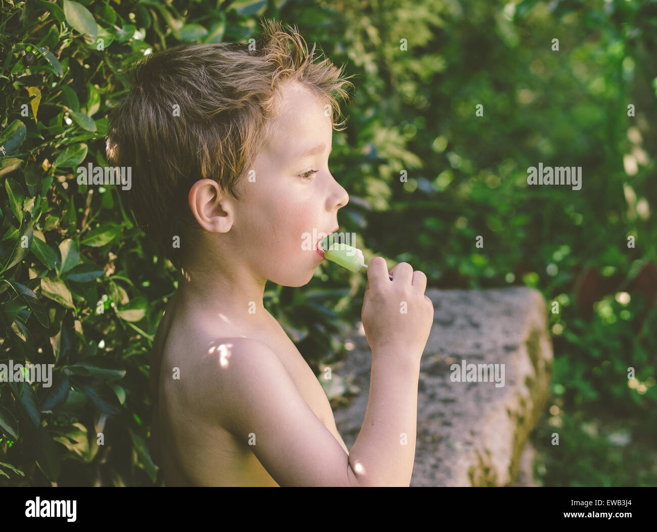 Kleiner Junge ein Eis an einem Sommertag im Freien zu essen Stockfoto