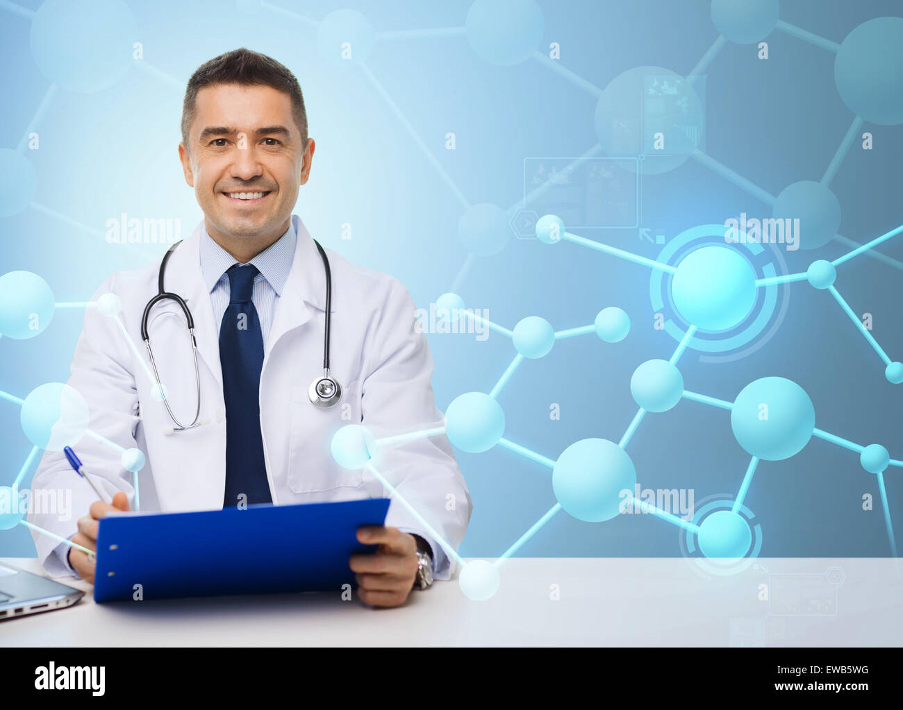 glücklich Arzt mit Zwischenablage auf blauem Hintergrund Stockfoto