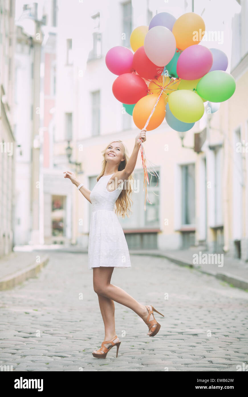 Frau mit bunten Luftballons Stockfoto