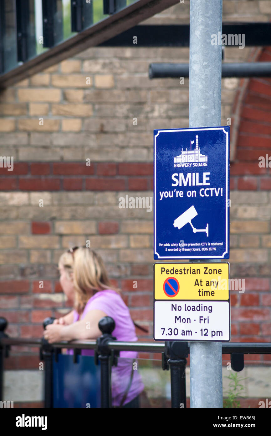 Lächeln, bist du auf CCTV Zeichen und Fußgängerzone und laden keine Zeichen im Brauerei-Square, Dorchester Süd, Dorset im Juni Stockfoto