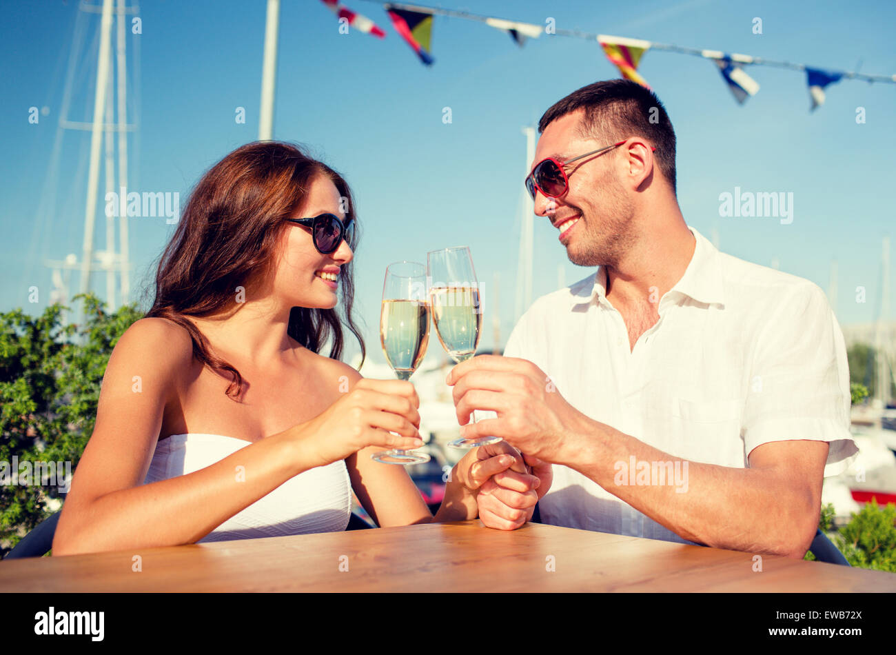lächelnde paar im Café Champagner trinken Stockfoto