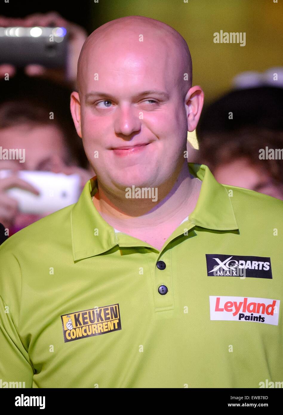 Dart-Spieler Michael van Gerwen aus Holland während der International Darts  Open in Riesa Deutschland, 21. Juni 2015 Foto: THOMAS EISENHUTH/Dpa  Stockfotografie - Alamy