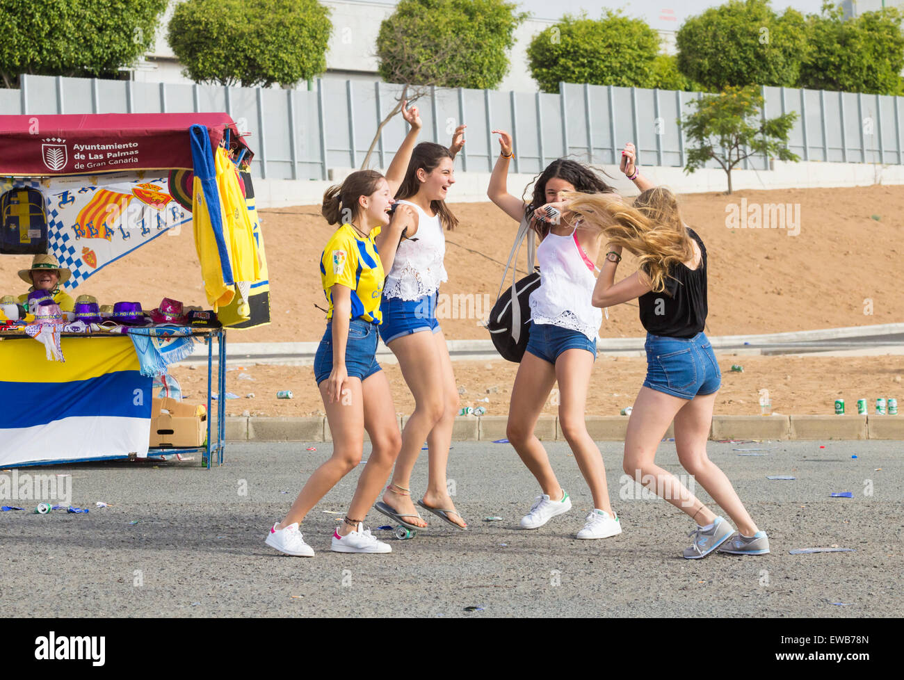 Las Palmas, Gran Canaria, Kanarische Inseln, Spanien. 21. Juni 2015. Fußball: Vier Teenager Las Palmas Unterstützer gehen wild außerhalb-Stadion am Sonntag Nachmittag, wie sie das Publikum das erste Tor des Teams jubeln hören wie Las Palmas Förderung in einem dramatischen Rückspiel gewinnen Play-off-Spiel, die gerne von Real Madrid und Barcelona in der spanischen ersten Liga Saison beizutreten.  Automatische Förderung verpasst, und verlieren das Weg Play-off-Spiel gegen Zaragoza 3: 1 am Mittwoch, Basket-Las Palmas gewann den zweiten Play-off 2-0 zu Hause am Sonntag gewann der Krawatte auf Auswärtstor Regeln und sichern ihnen eine p © ALA Stockfoto