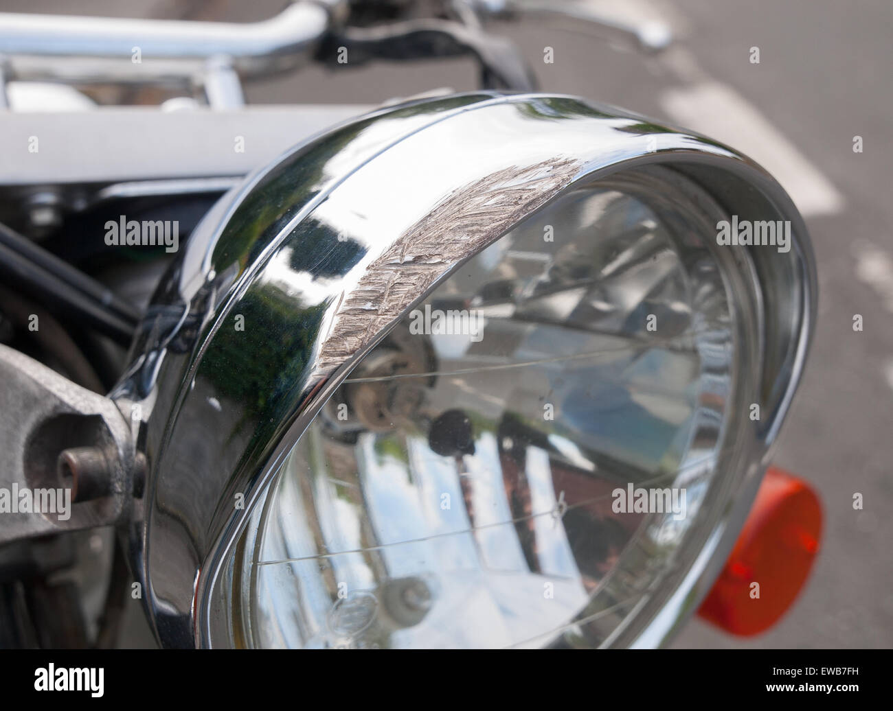 Verkratzt Scheinwerfer in ein Motorrad Stockfoto