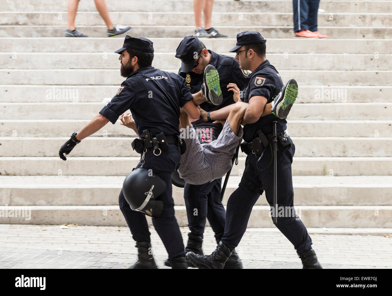 Spanisch Policia Nacional (Nationale Polizei), ein Unterstützer während der Störung außerhalb Fußballstadion. Stockfoto