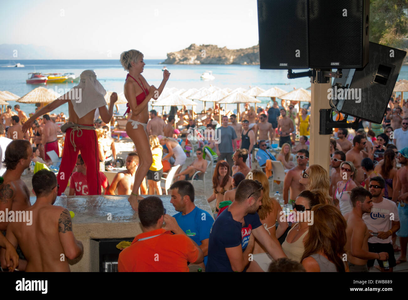 Griechenland, Kykladen, Mykonos, Super Paradise Beach, Feiern Bis Zum "Sonnenaufgang". Stockfoto