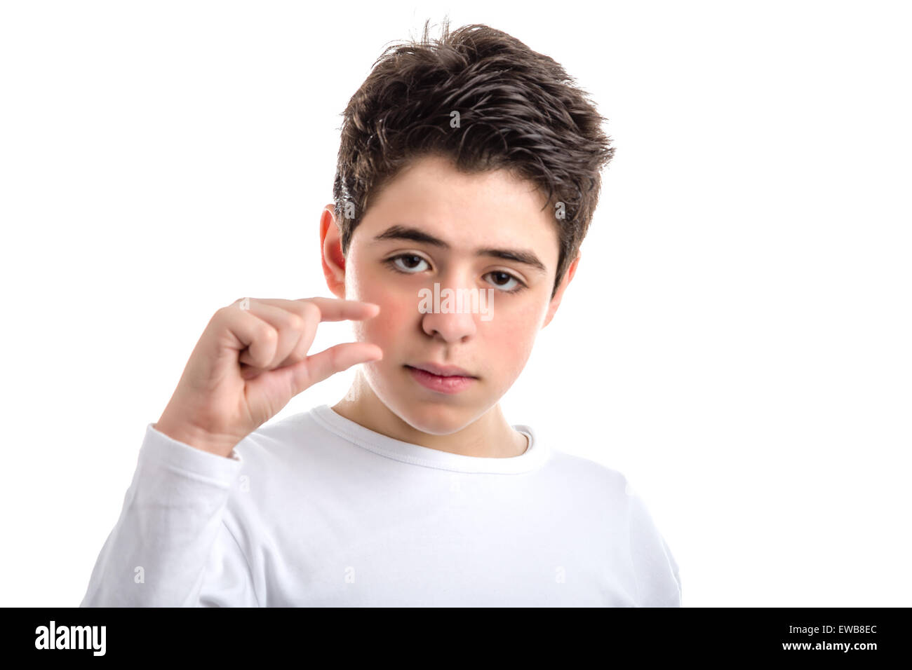 Kaukasische glattschalige Teen in einem weißen langen Ärmeln T-shirt ein wenig Geste Stockfoto