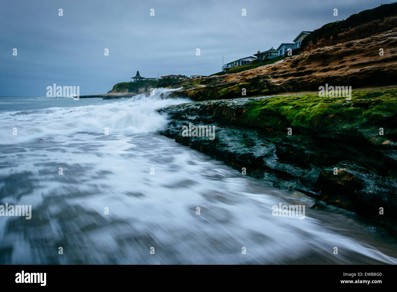 Wellen auf den Felsen Natural Bridges State Beach in Santa Cruz, Kalifornien. Stockfoto