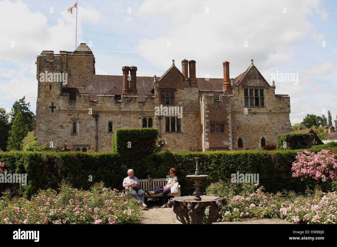 älteres Ehepaar genießen Sie die Gärten am Hever Castle in Kent UK Stockfoto