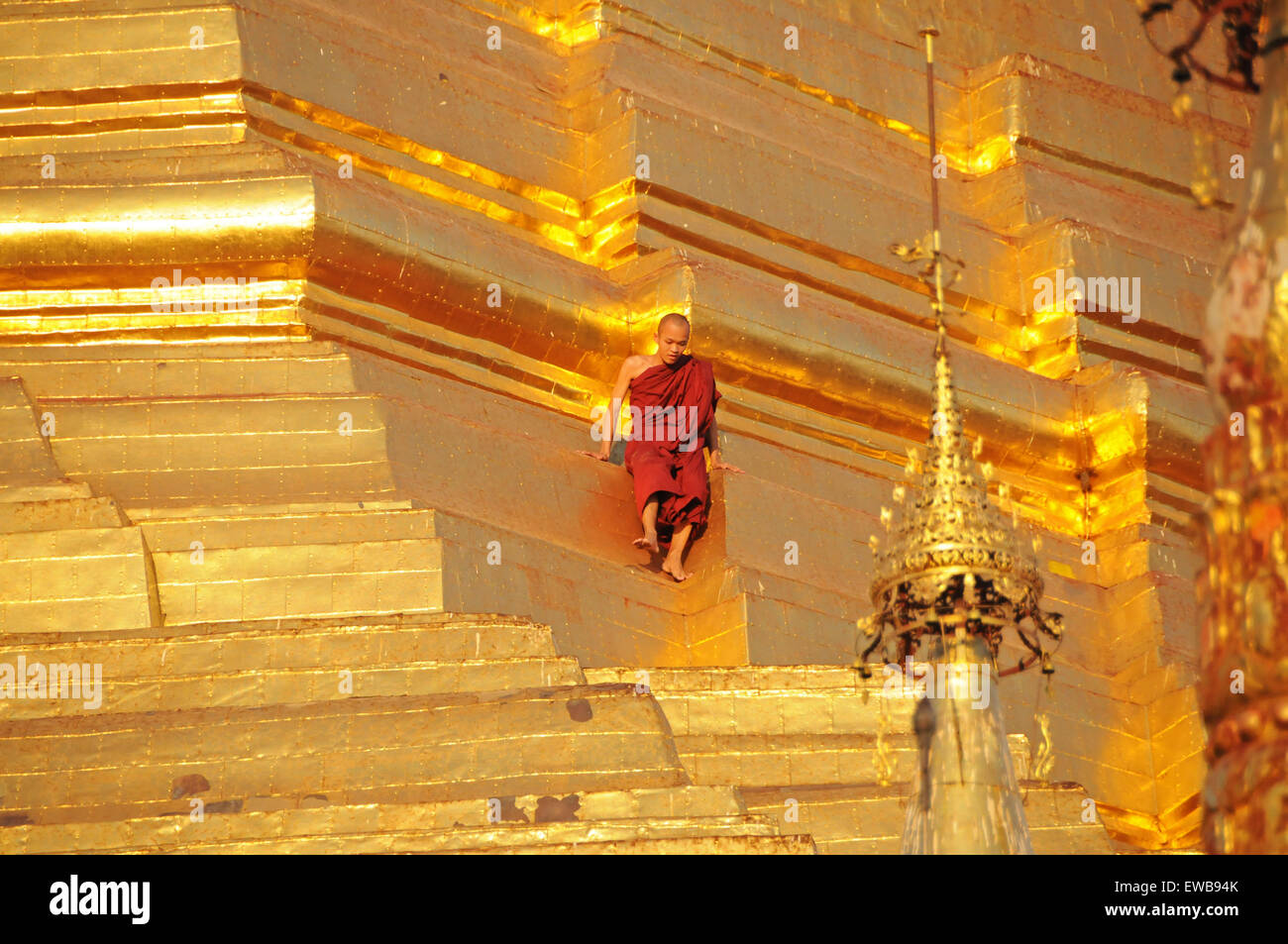 Junger Mönch klettern die Shwedagon-Pagode in Yangon, Birma Stockfoto
