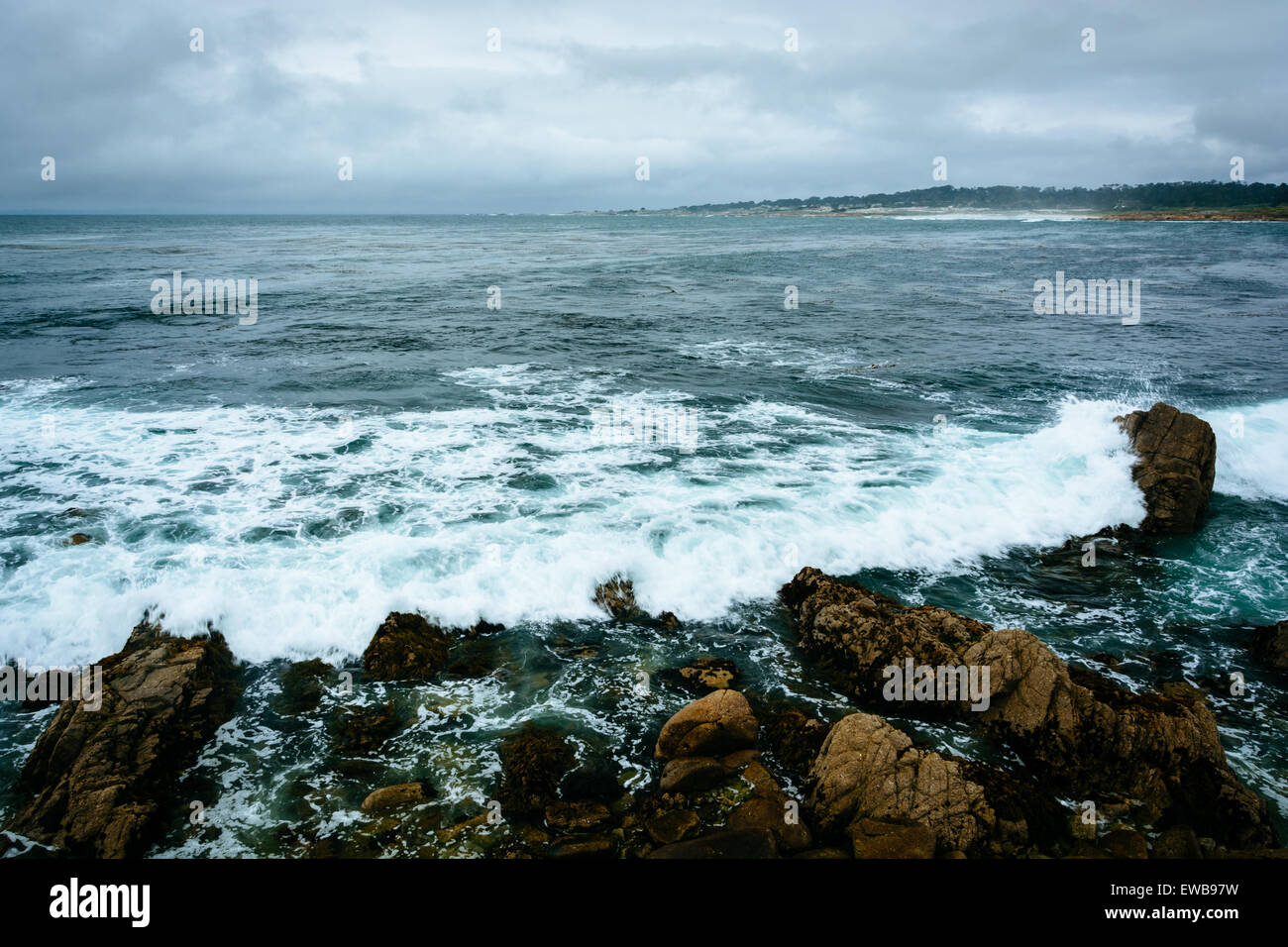 Wellen und Felsen im Pazifik, in Pebble Beach, Kalifornien. Stockfoto
