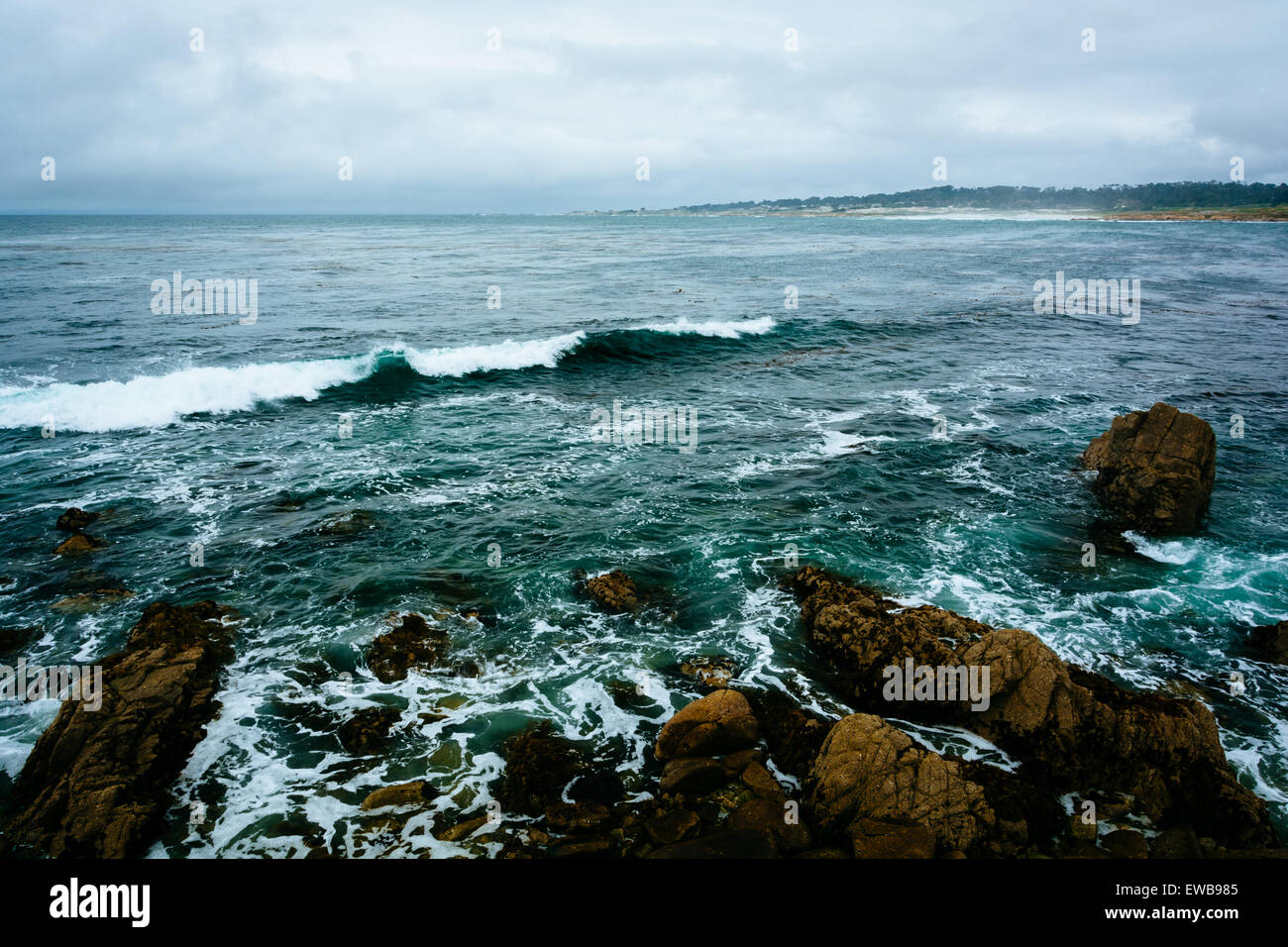 Wellen und Felsen im Pazifik, in Pebble Beach, Kalifornien. Stockfoto