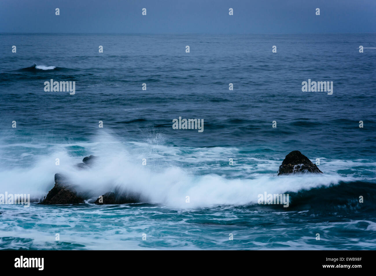 Wellen und Felsen im Pazifik, in Pacific Grove, Kalifornien. Stockfoto