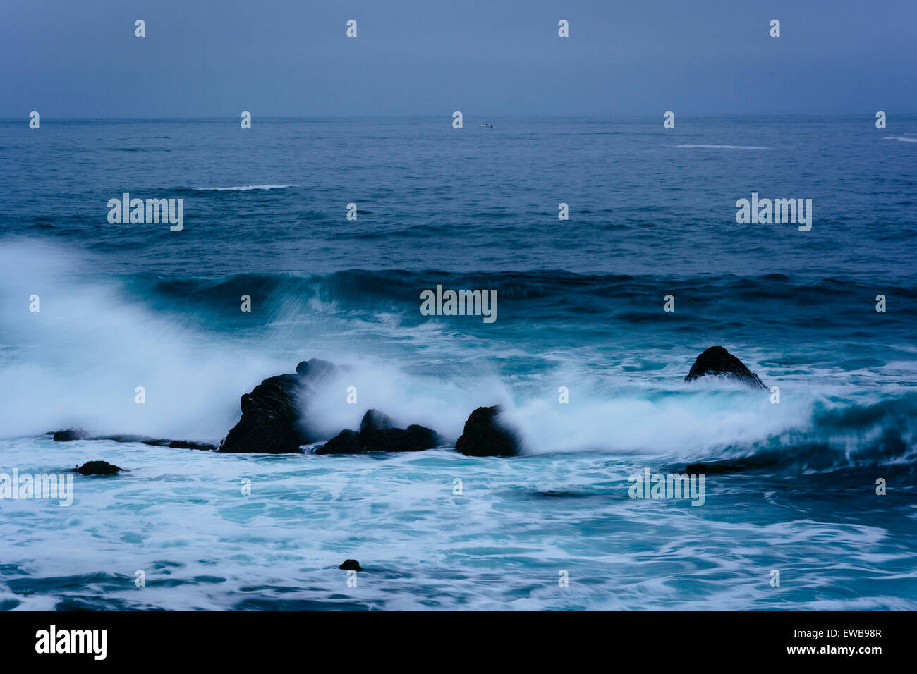 Wellen und Felsen im Pazifik, in Pacific Grove, Kalifornien. Stockfoto