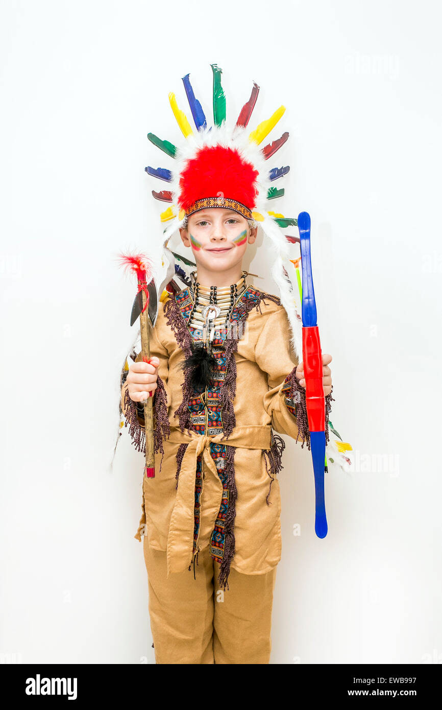 Junge von 8 gekleidet Uo als Indianer auf weißem Hintergrund Stockfoto