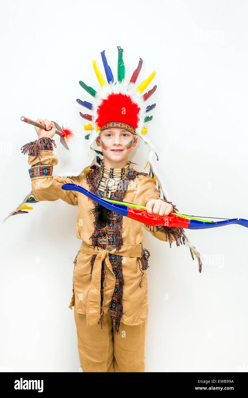 Junge von 8 gekleidet Uo als Indianer auf weißem Hintergrund Stockfoto