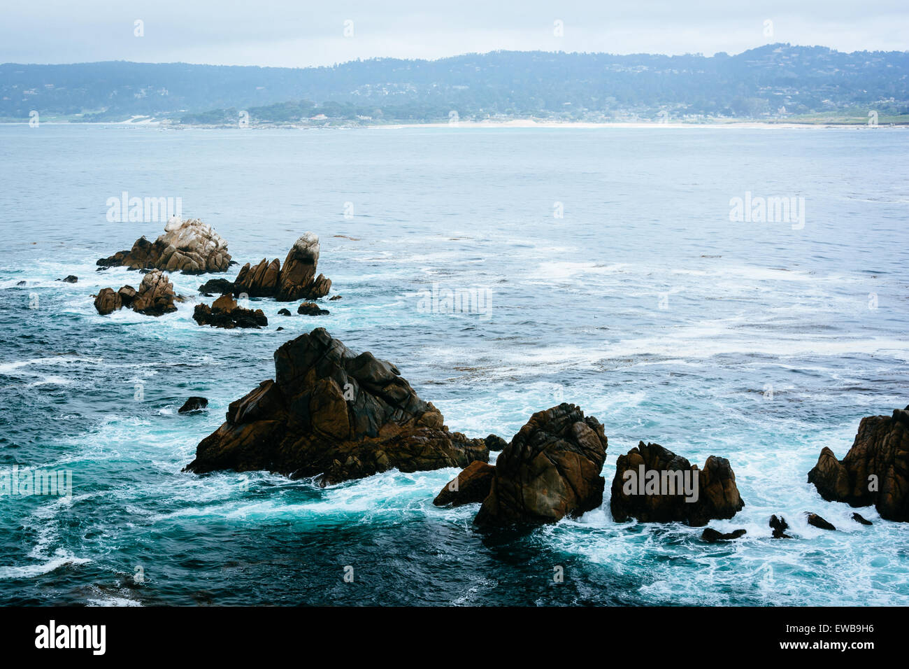 Wellen und Felsen in den Pazifischen Ozean am Point Lobos State Natural Reserve, California. Stockfoto