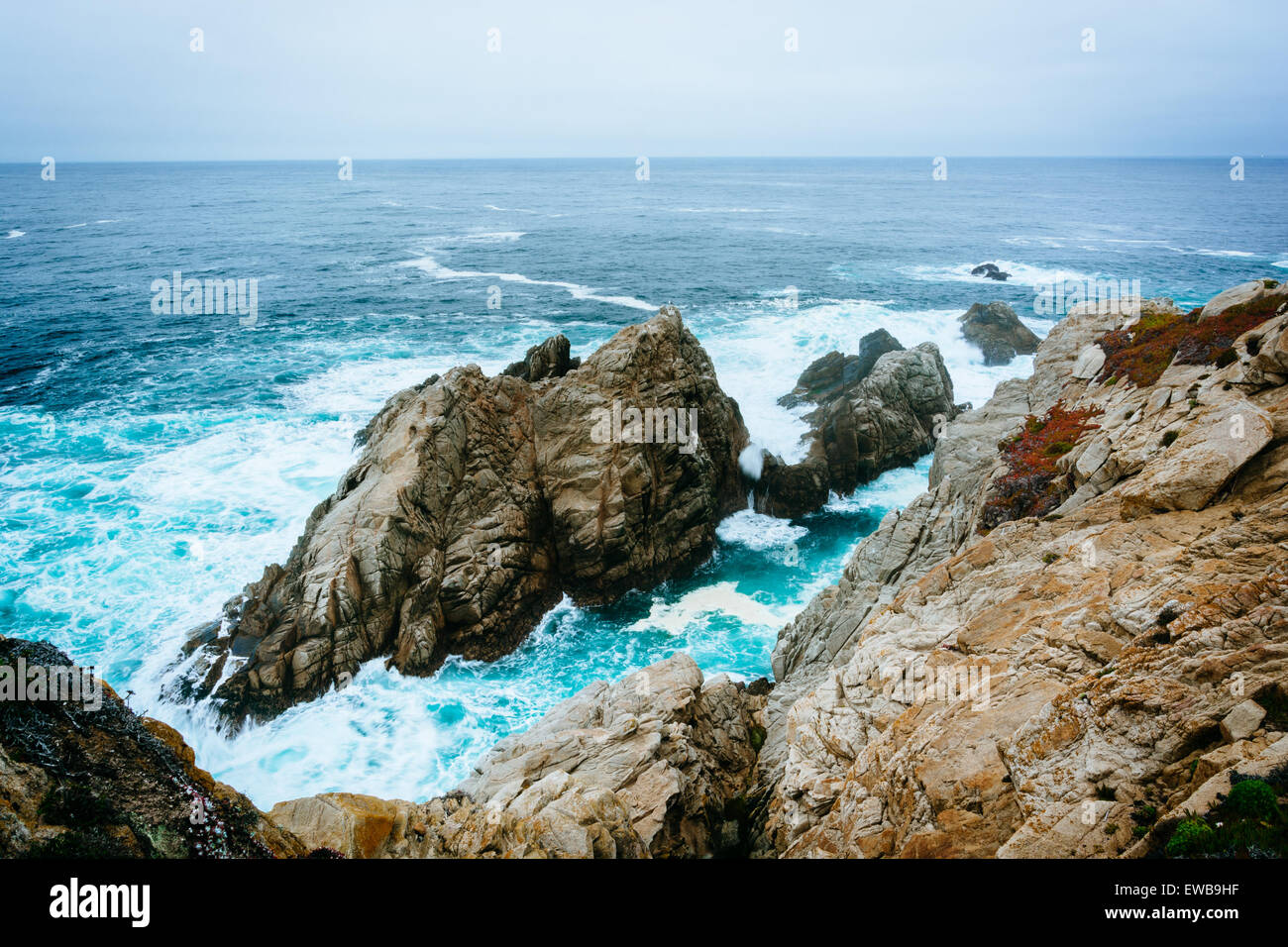 Wellen und Felsen in den Pazifischen Ozean am Point Lobos State Natural Reserve, California. Stockfoto