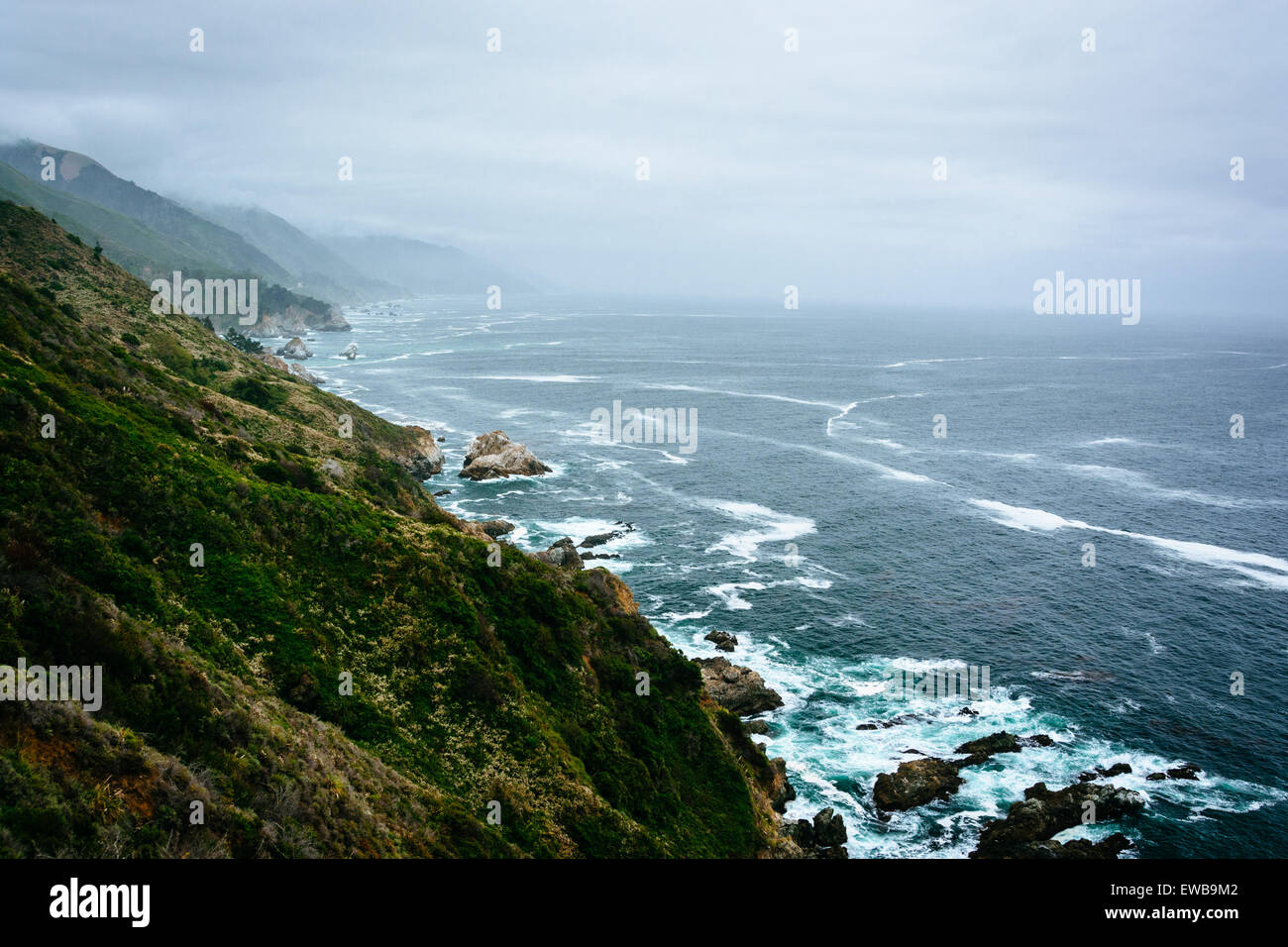Blick auf den Pazifischen Ozean von Klippen in Big Sur, Kalifornien. Stockfoto