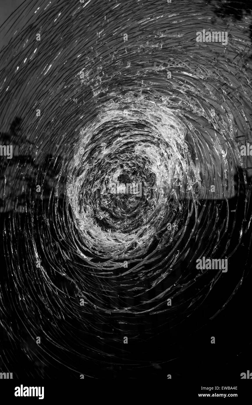 Glas mit Einschussloch Stockfoto