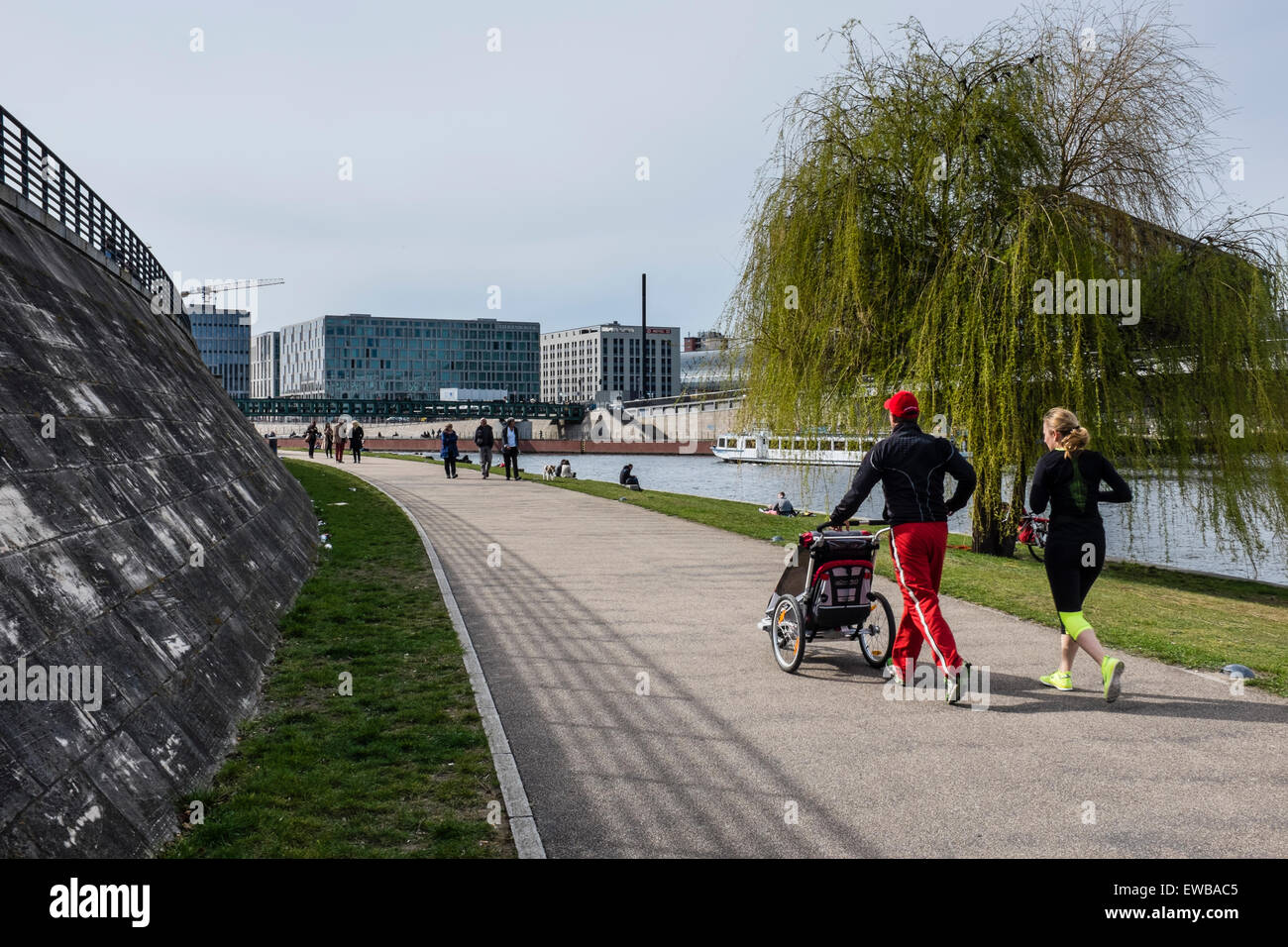 Joggen mit Kinderwagen, der Spree, Mitte, Berlin Stockfotografie - Alamy