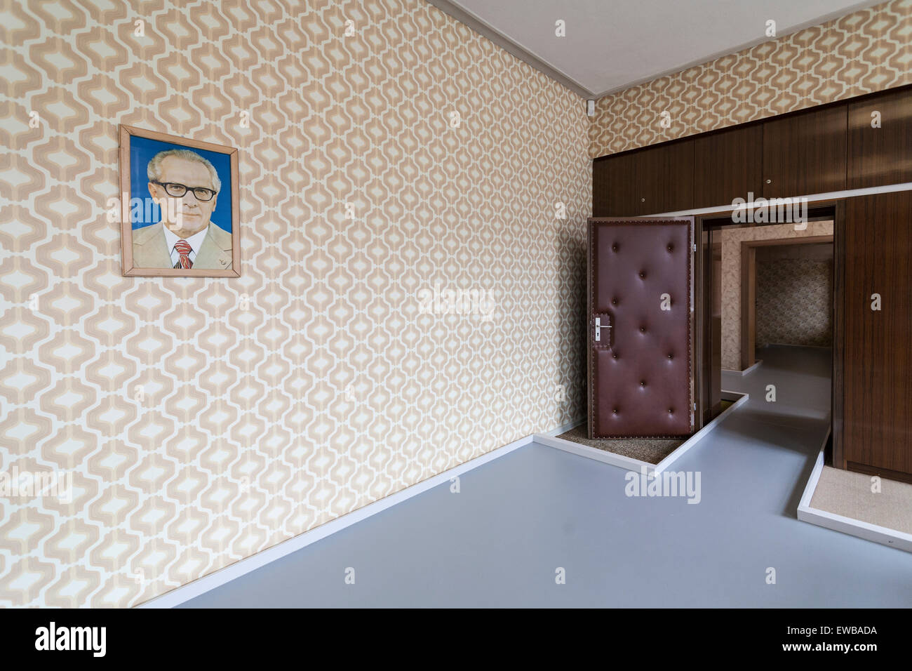 Direktoren Zimmer, ehemalige Stasi-Gefängnis, Gedenkstätte Hohenschönhausen, Berlin Stockfoto