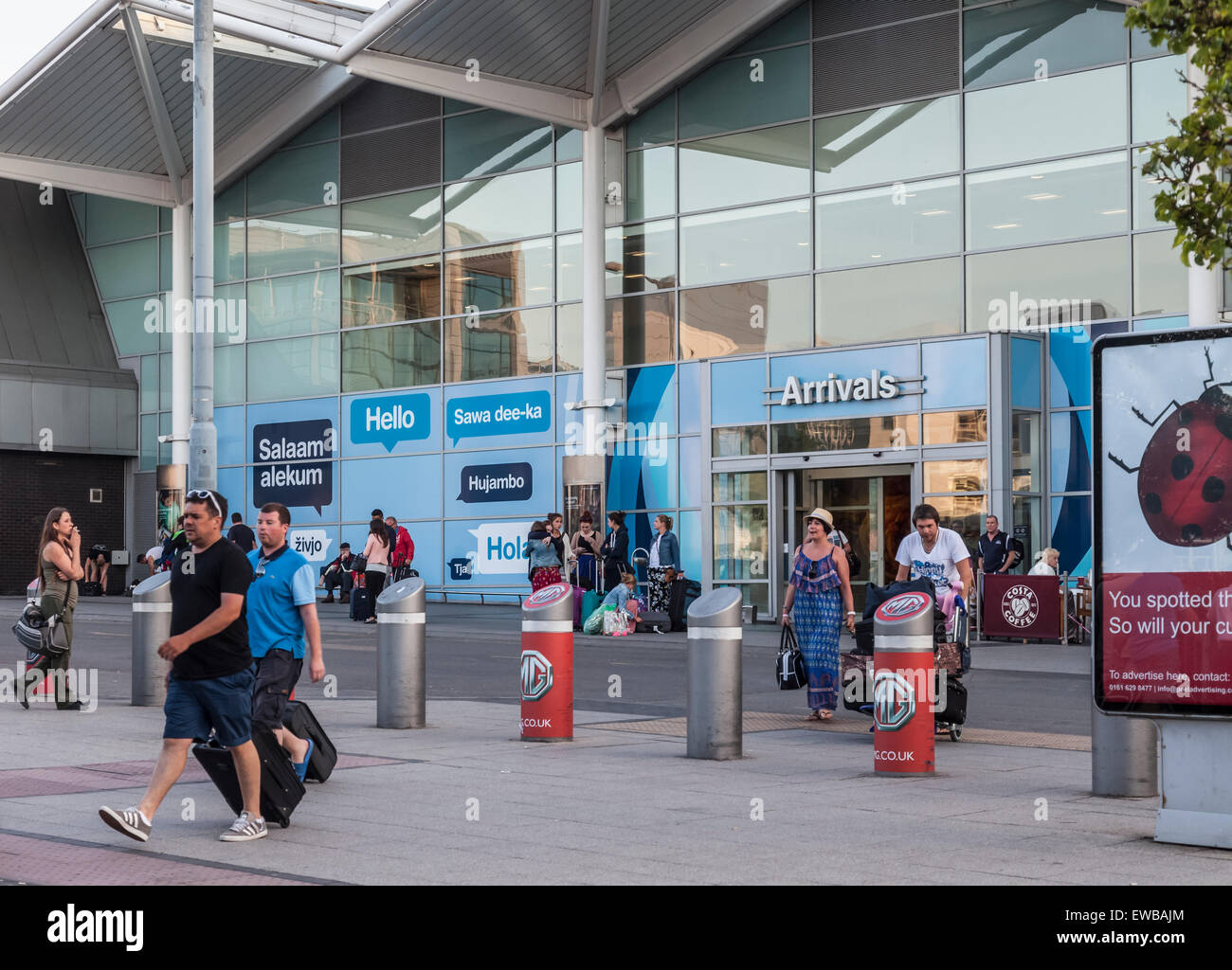 Passagiere mit Gepäck verlassen die Ankünfte-lounge im Flughafen Birmingham, England, UK Stockfoto