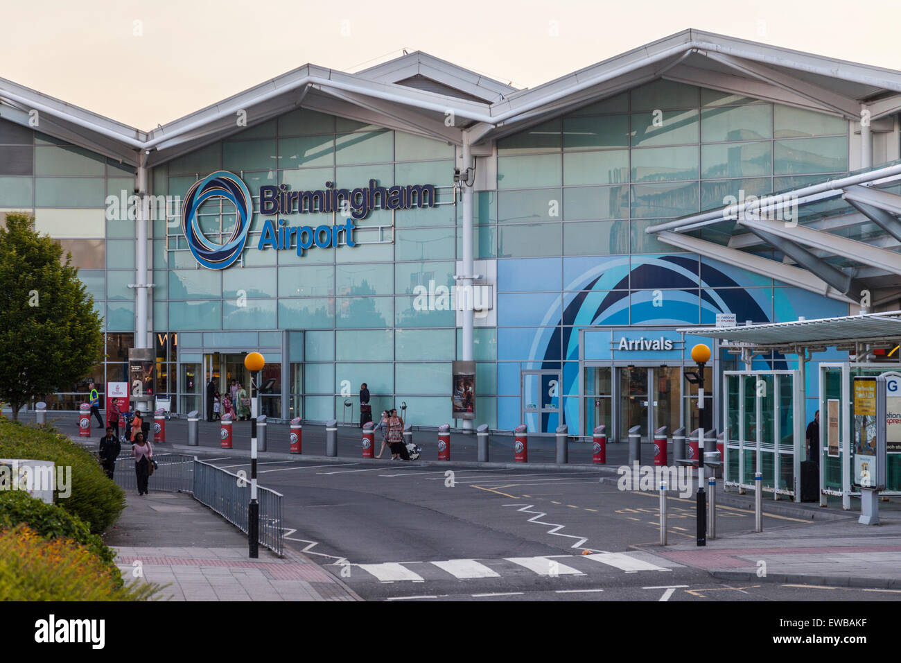 Birmingham Flughafen außen, zeigt den Eingang zur / von der Ankunftshalle verlassen. Einige Passagiere sind übrigens gezeigt. Stockfoto