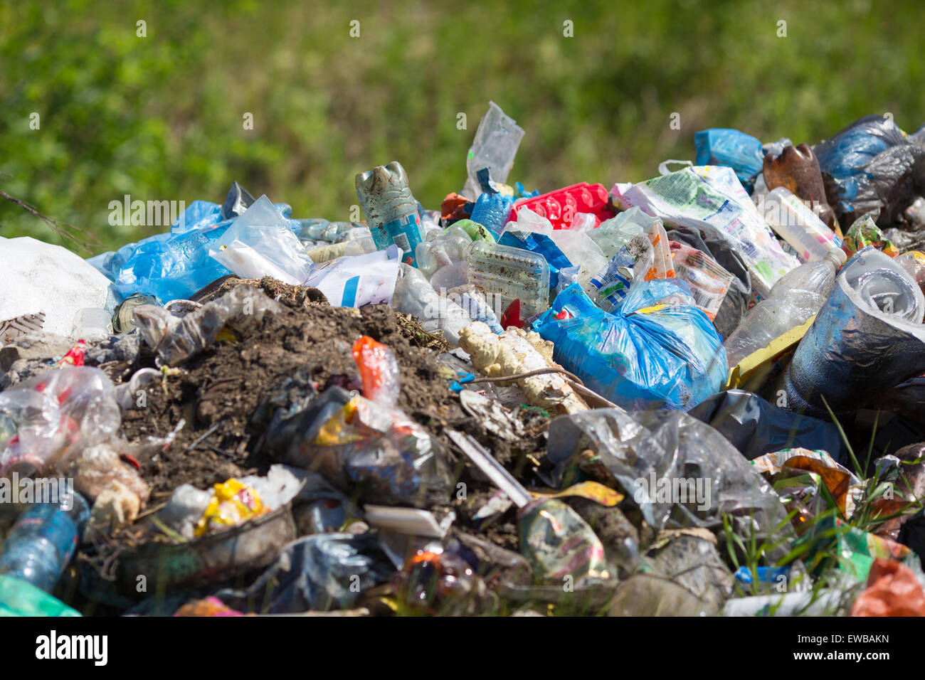 Müllhaufen im Freien. Umweltverschmutzung-Konzept. Stockfoto