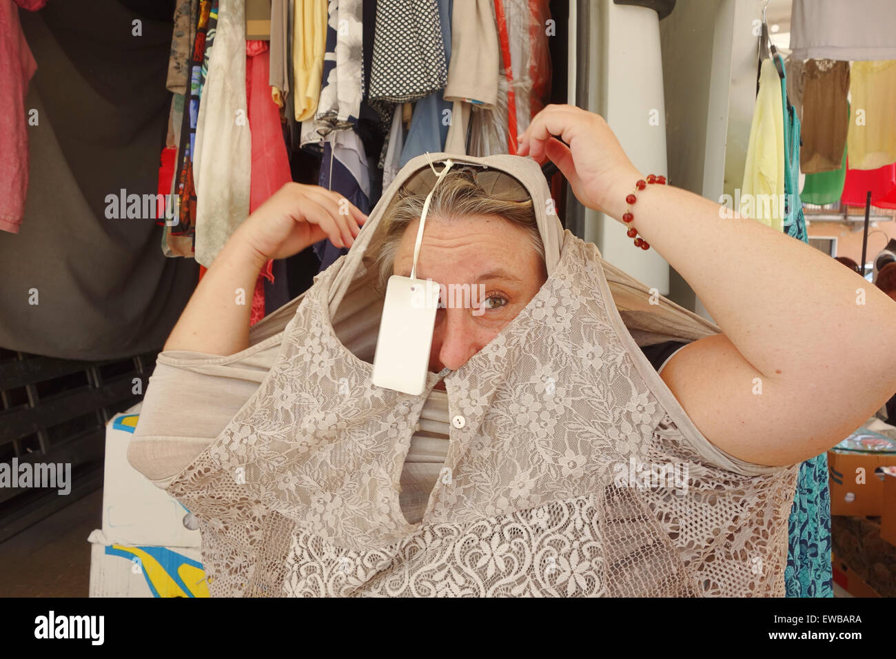 Frau am Markt, leeren Preisschild auf Kleid kaufen Stockfoto