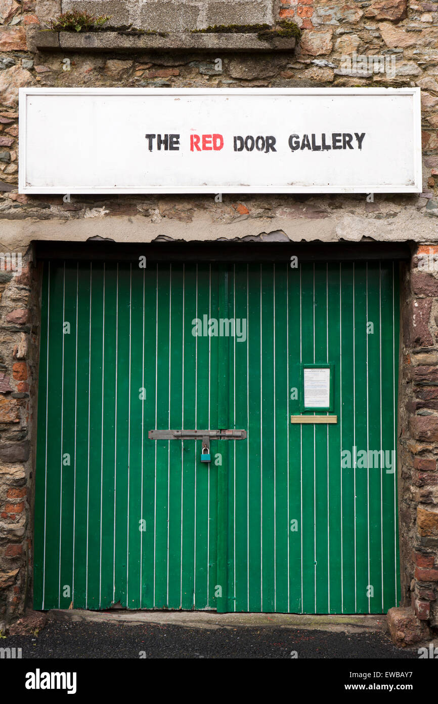 Irland, Co. Wexford, Wexford Town, Selkar Avenue, grüne Tür des roten Türen Galerie Stockfoto