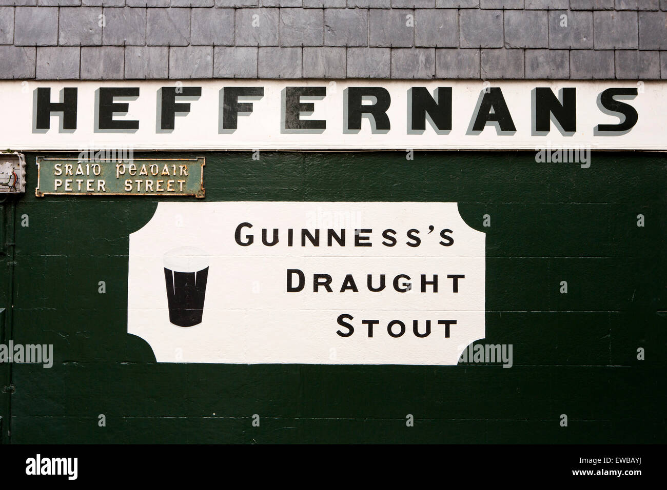 Irland, Co. Wexford, Wexford Town, Peter Street, Heffernan Bar, Guinness Werbung an Wand gemalt Stockfoto