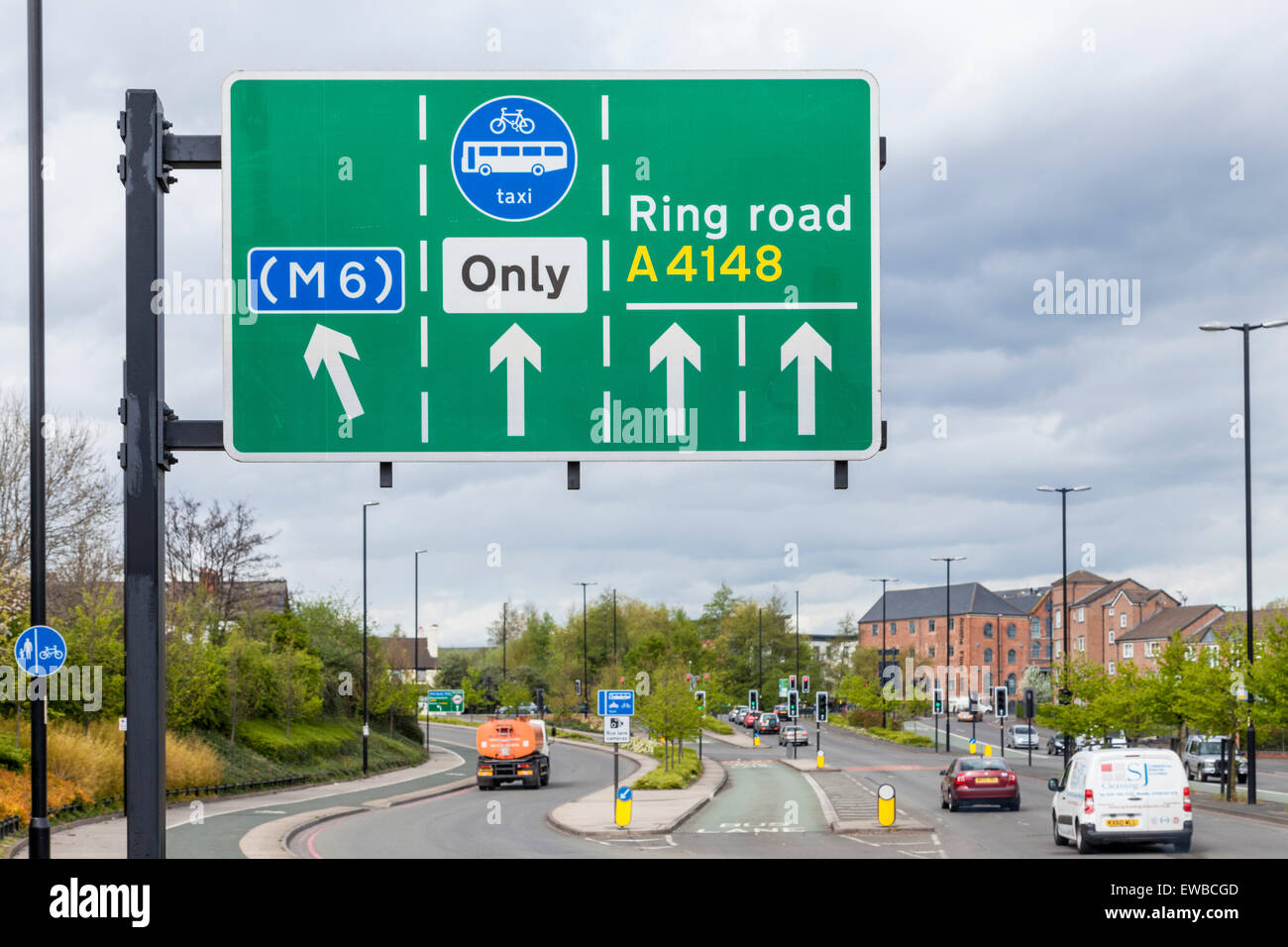Overhead direktionale Schild mit Wegbeschreibungen für die M6 und ein 4148 Ring Road, Walsall, West Midlands, England, Großbritannien Stockfoto