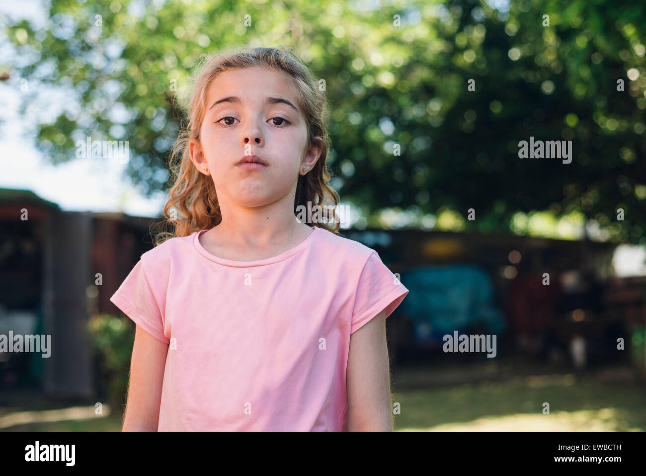 Kleines Mädchen Portrait mit schweren Ausdruck im freien Stockfoto
