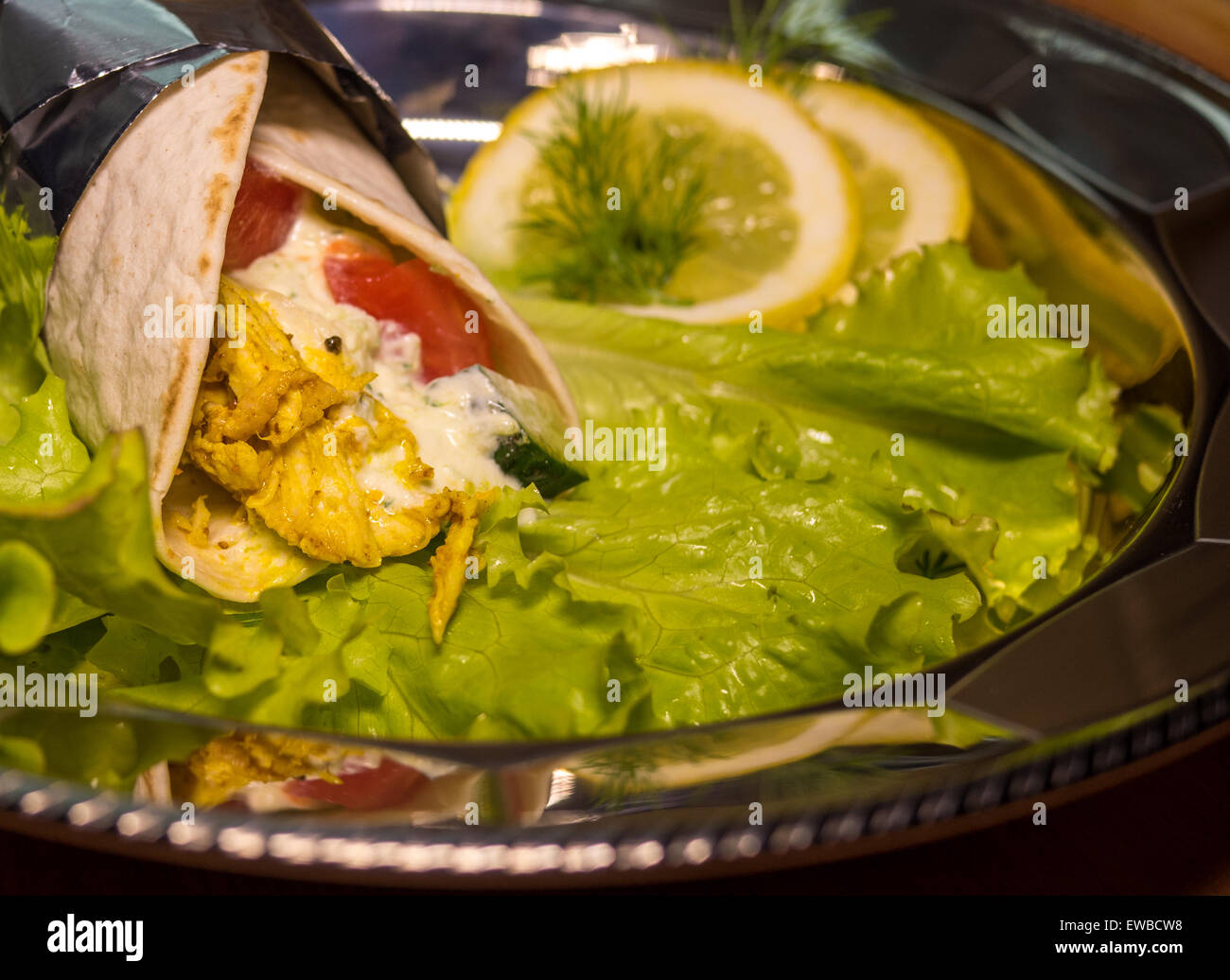 Kebab - gegrilltes Gemüse mit Hühnerfleisch in Curry-Sauce Stockfoto