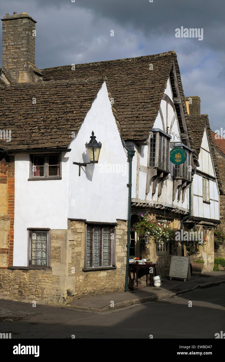Bei Anzeichen von Angel, Gasthaus aus dem 15. Jahrhundert, Lacock, Wiltshire, England, UK, GB Stockfoto