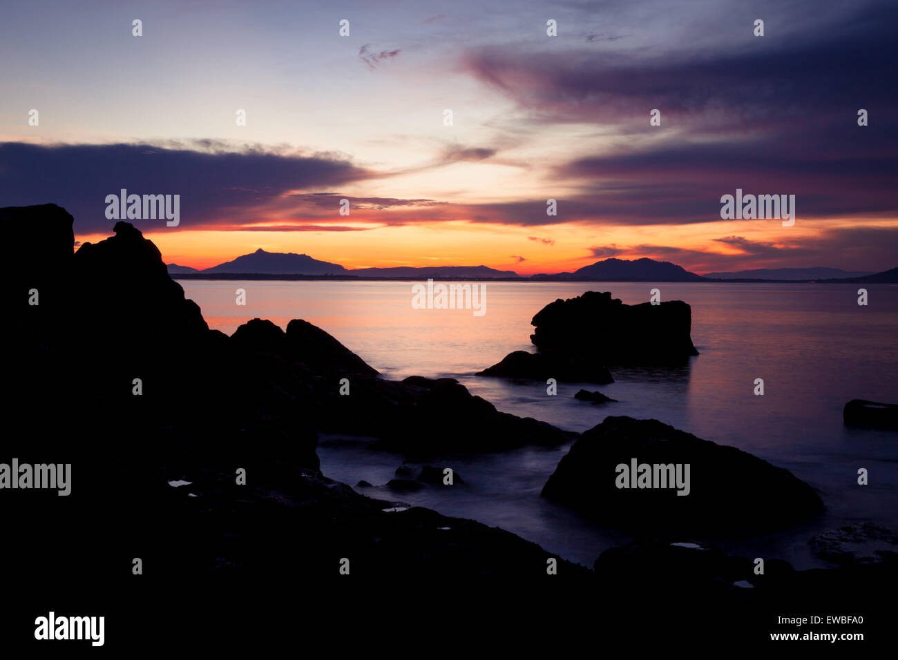 Rock-Silhouetten und lebendige Sonnenuntergang Stockfoto
