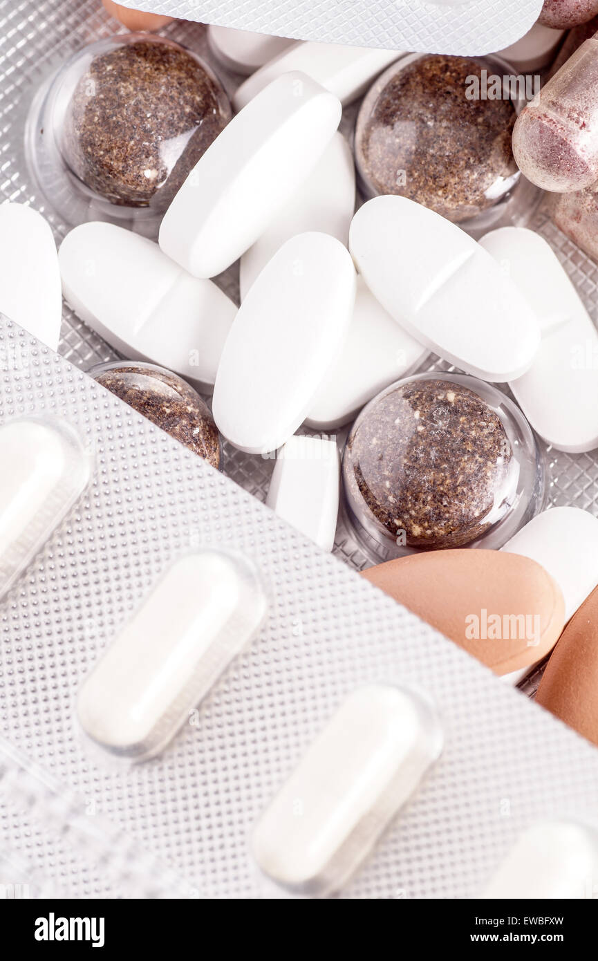 Medizin-Pillen und Tabletten in einem Haufen Lügen Stockfoto