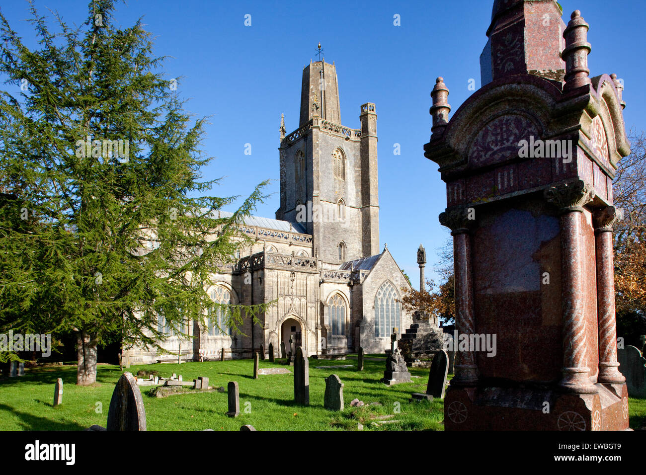 St. Mary Church, Yatton, Somerset. Senkrechte Kirche mit Kombi-Dach Stockfoto