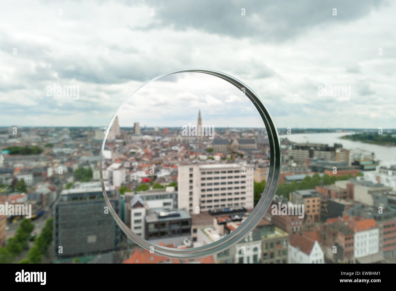 Belgien, Antwerpen, Stadtbild durch das Guckloch von der Dachterrasse des MAS Stockfoto