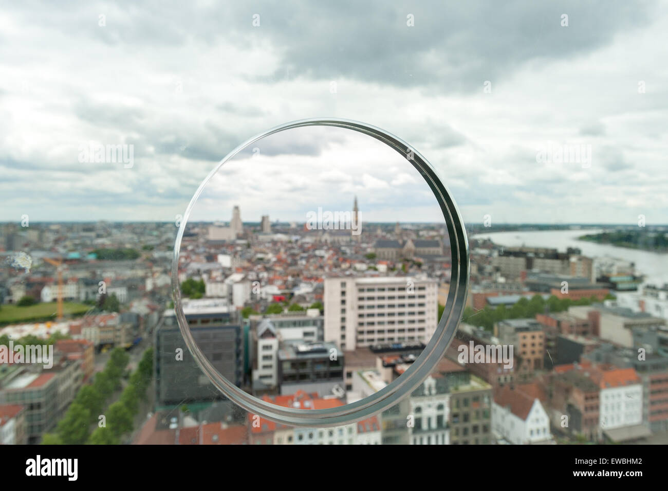 Belgien, Antwerpen, Stadtbild durch das Guckloch von der Dachterrasse des MAS Stockfoto