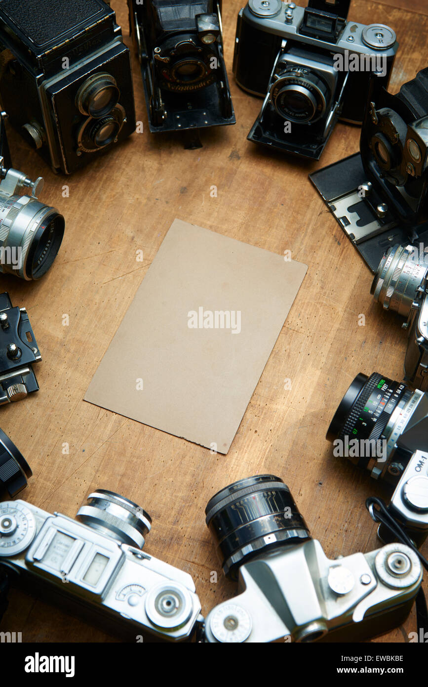 Alten Retro-Analogkameras Filmsammlung auf Vintage Schreibtisch aus Holz, abstrakten Hintergrund, Rahmen, Rahmen, Platz für Text, Erinnerungen Stockfoto