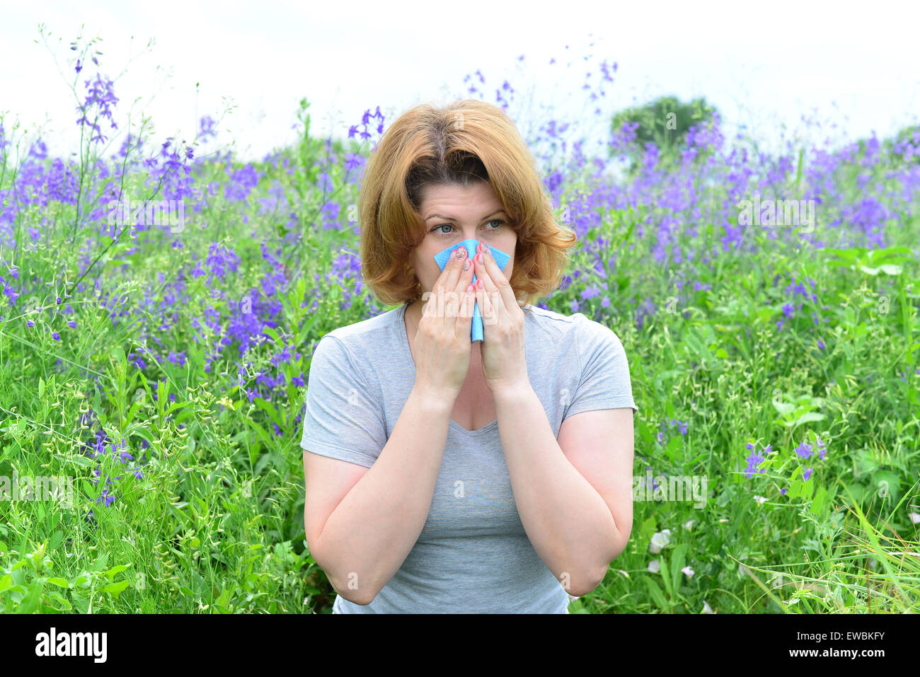 Erwachsene Frau mit Allergien auf der Wiese Stockfoto