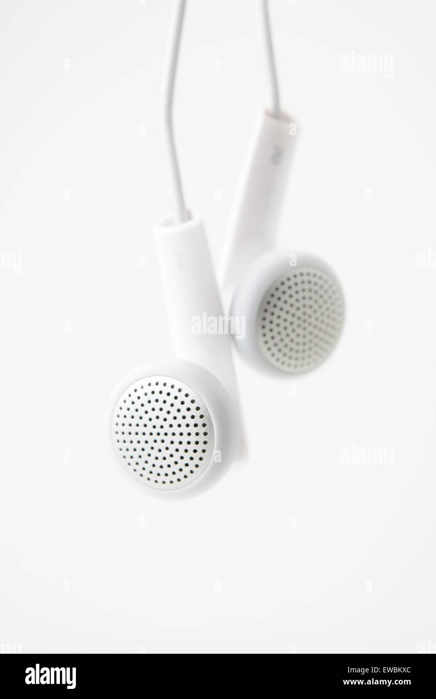 Ohrhörer auf weißem Hintergrund Stockfoto