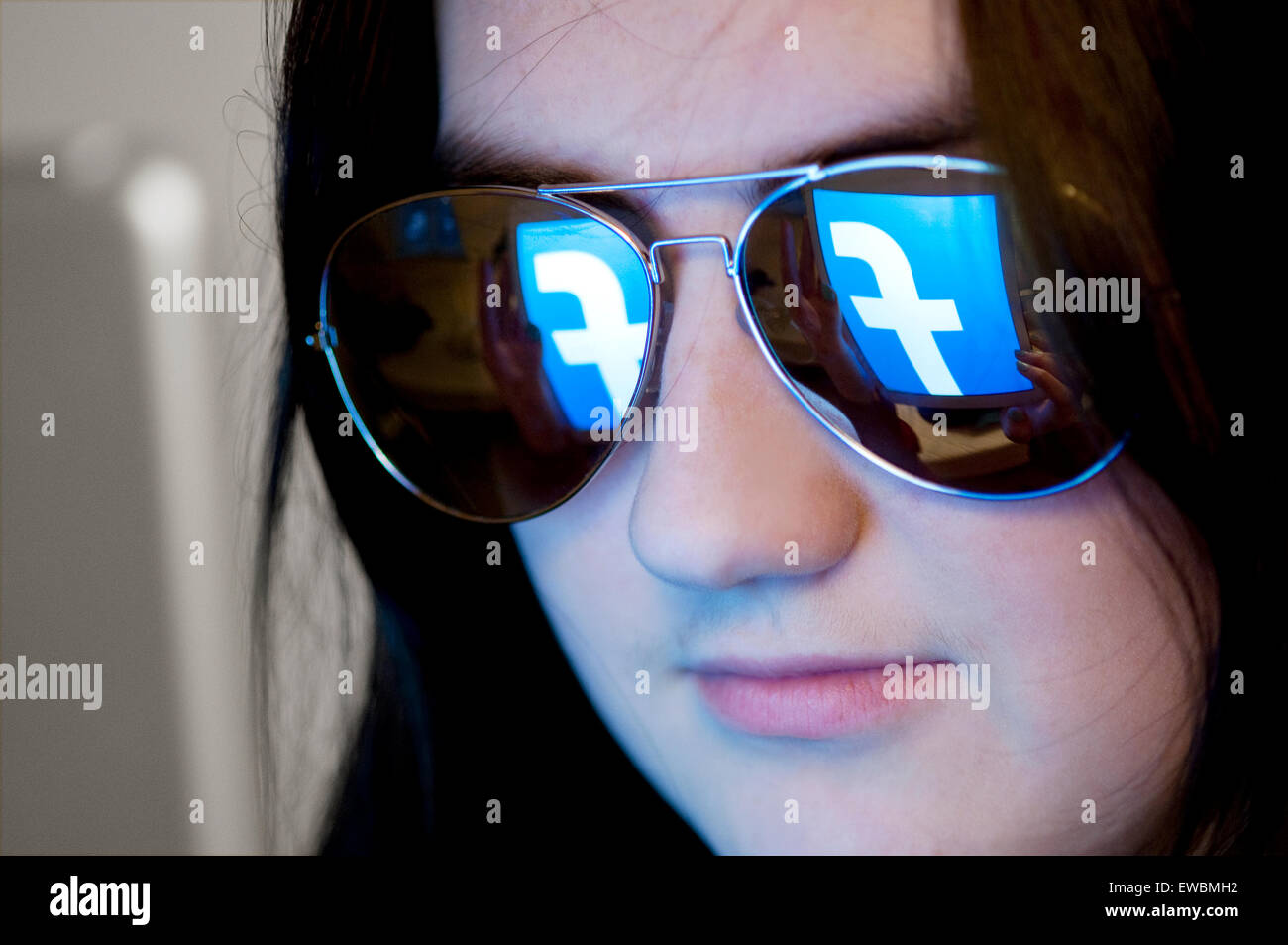 Facebook-Logo spiegelt sich in Gläser Stockfoto