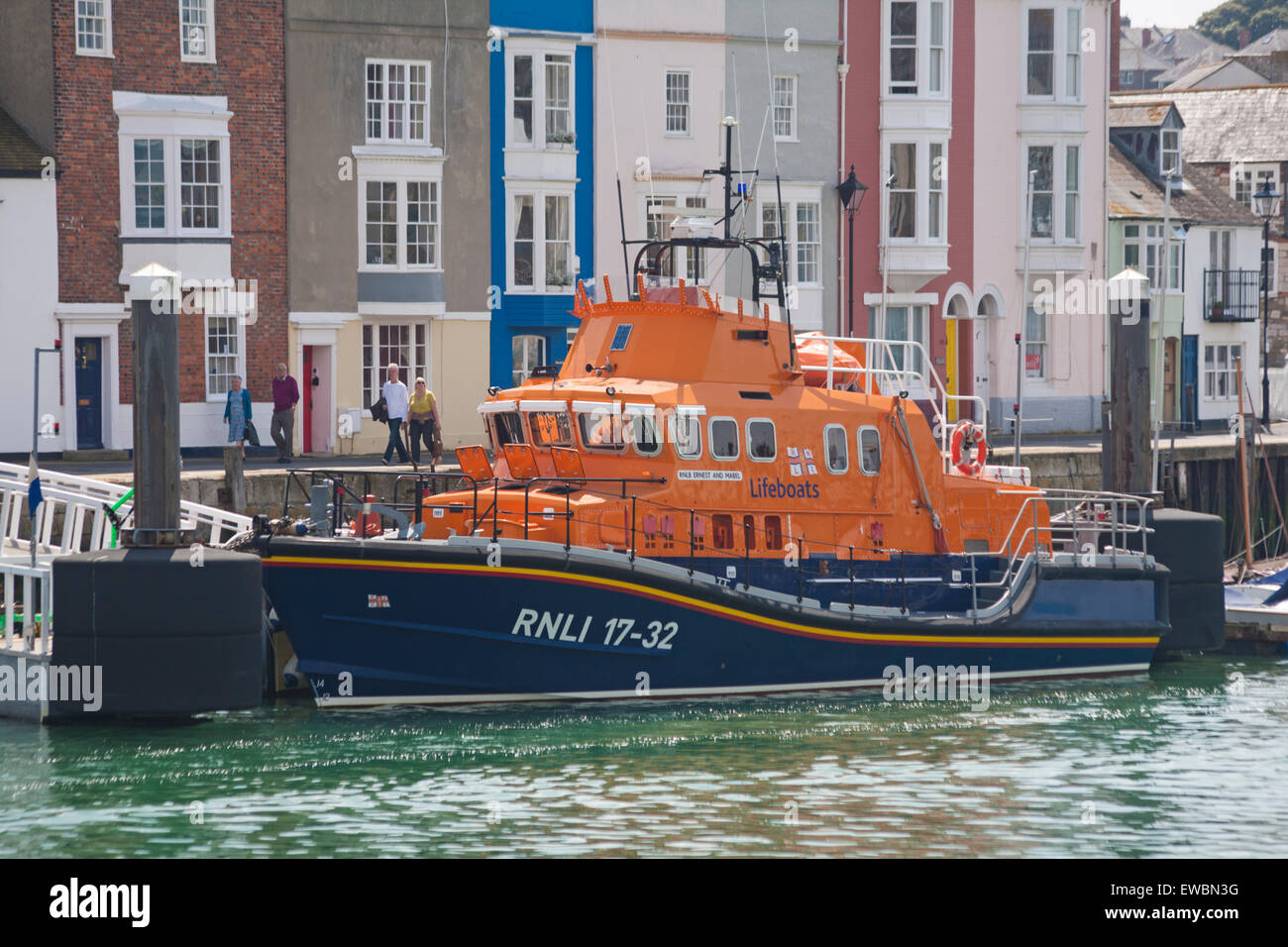 RNLB Ernest und Mabel Rettungsboot RNLI 17-32 SAR Such- und Rettungsschiff, das im Juni in Weymouth, Dorset, Großbritannien, vor Anker liegt Stockfoto