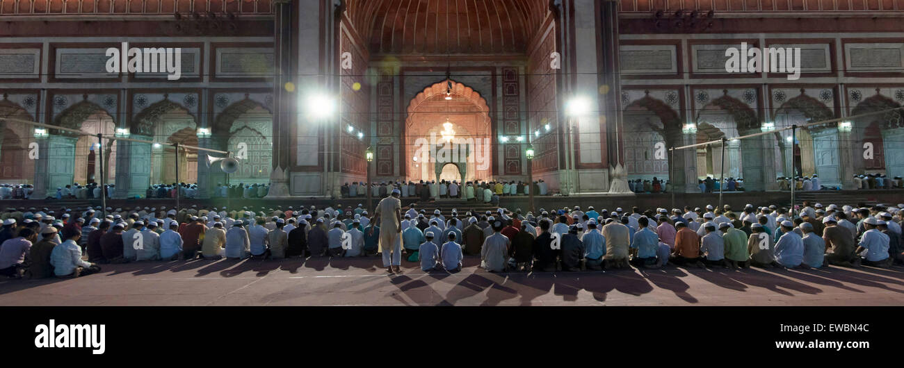 Männer beten in Jama Masjid in der Nacht während des Ramadan. Alt-Delhi, Indien. Stockfoto