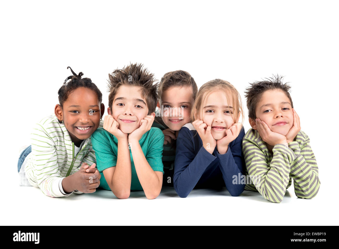 Gruppe von glücklichen Kindern posiert isoliert in weiß Stockfoto