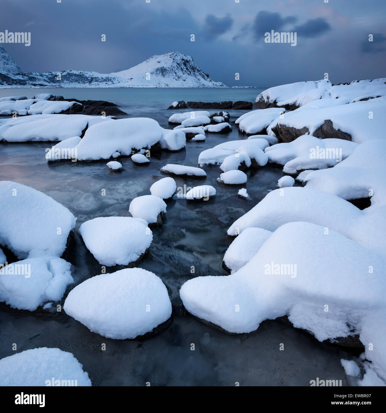 Schneebedeckte Vik Strand im Winter, Leknes, Lofoten Inseln, Norwegen Stockfoto